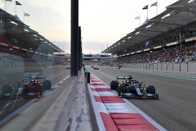 FORMULA 1 ETIHAD AIRWAYS ABU DHABI GRAND PRIX 2021 12.12.2021, Yas Marina Circuit, Abu Dhabi, FORMULA 1 ETIHAD AIRWAYS ABU DHABI GRAND PRIX 2021 , im Bild Lewis Hamilton (GBR), Mercedes-AMG Petronas Formula One Team, Max Verstappen (NEL), Red Bull Racing Honda