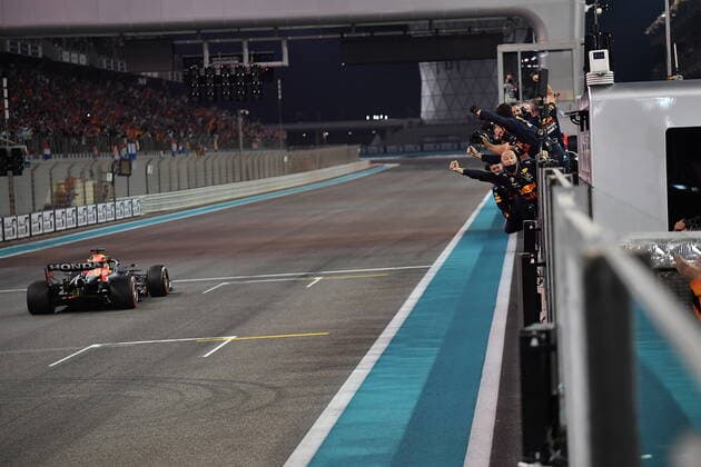 FORMULA 1 ETIHAD AIRWAYS ABU DHABI GRAND PRIX 2021 12.12.2021, Yas Marina Circuit, Abu Dhabi, FORMULA 1 ETIHAD AIRWAYS ABU DHABI GRAND PRIX 2021 , im Bild Zieldurchfahrt des neuen Weltmeisters Max Verstappen (NEL), Red Bull Racing Honda