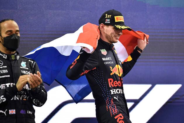 VERSTAPPEN Max F1 Team Red Bull Racing Sieger von Abu Dhabi 2021 und neuer F 1 Weltmeister mit HAMILTON Lewis F1 FIA Grand Prix von Abu Dhabi 2021 am 12.12.2021 in den VAE auf dem Yas Marina Circuit