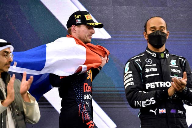 VERSTAPPEN Max F1 Team Red Bull Racing Sieger von Abu Dhabi 2021 und neuer F 1 Weltmeister mit HAMILTON Lewis F1 FIA Grand Prix von Abu Dhabi 2021 am 12.12.2021 in den VAE auf dem Yas Marina Circuit