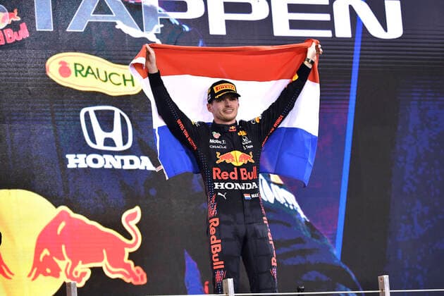 VERSTAPPEN Max F1 Team Red Bull Racing Sieger von Abu Dhabi 2021 und neuer F 1 Weltmeister bei der Siegerehrung F1 FIA Grand Prix von Abu Dhabi 2021 am 12.12.2021 in den VAE auf dem Yas Marina Circuit