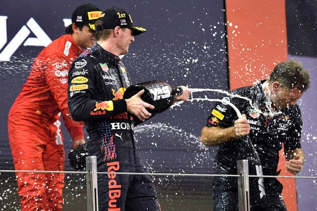 VERSTAPPEN Max F1 Team Red Bull Racing Sieger von Abu Dhabi 2021 und neuer F 1 Weltmeister bei der Siegerehrung mit HORNER Christian F1 FIA Grand Prix von Abu Dhabi 2021 am 12.12.2021 in den VAE auf dem Yas Marina Circuit