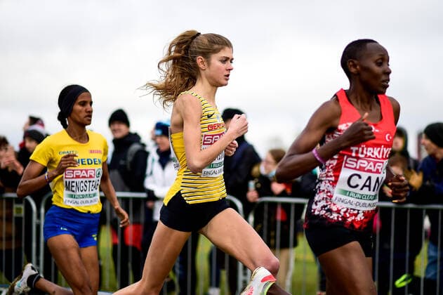 Sport Themen der Woche KW49 Sport Bilder des Tages European Cross Country Championships 2021; Dublin, 12.12.2021 Samrawit Mengsteab (Schweden), Konstanze Klosterhalfen (Deutschland), Yasemin Can (Tuerkei); European Cross Country Championships am 12.12.2021 in Dublin (Irland) *** European Cross Country Championships 2021 Dublin, 12 12 2021 Samrawit Mengsteab Sweden , Konstanze Klosterhalfen Germany , Yasemin Can Turkey European Cross Country Championships at 12 12 2021 in Dublin Ireland Copyright: xBEAUTIFULxSPORTS KaixPetersx