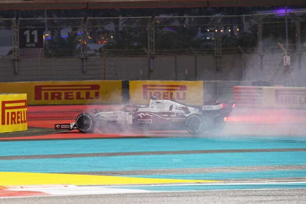 12.12.2021, xekx, Formel 1 FIA, Großer Preis von Abu Dhabi 2021 emspor, Kimi Räikkönen (Alfa Romeo Racing, 7) beendet das Rennen nach einem Unfall (DFL DFB REGULATIONS PROHIBIT ANY USE OF PHOTOGRAPHS as IMAGE SEQUENCES and or QUASI-VIDEO) Abu Dhabi