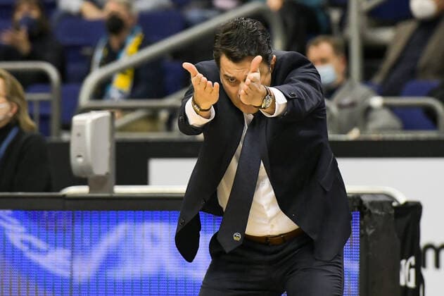 12.12.2021, xlakx, Basketball BBL Bundesliga, Alba Berlin - FC Bayern Muenchen emspor, v.l.Israel Gonzalez (Alba Berlin Trainer) gibt Anweisungen, gestikuliert mit den Armen, gesticulate, gives instructions Berlin