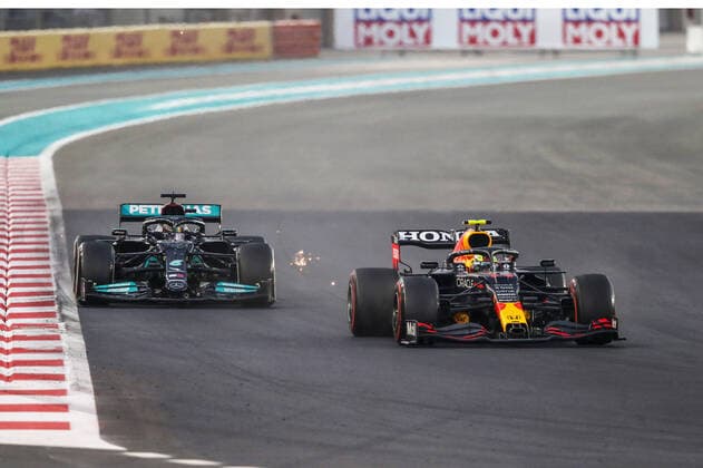 44 HAMILTON Lewis (gbr), Mercedes AMG F1 GP W12 E Performance and 11 PEREZ Sergio (mex), Red Bull Racing Honda RB16B, action during the Formula 1 Etihad Airways Abu Dhabi Grand Prix 2021, 22th round of the 2021 FIA Formula One World Championship, WM, Weltmeisterschaft from December 10 to 12, 2021 on the Yas Marina Circuit, in Yas Island, Abu Dhabi - F1 - ABU DHABI GRAND PRIX 2021 - RACE DPPI Panoramic  20211212_GOODEN_FGO00752