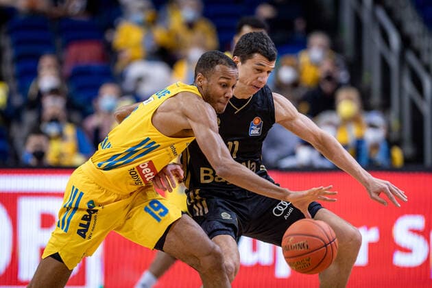 Basketball Berlin 12.12.2021 Saison 2021 2022 1. Bundesliga easyCredit BBL Alba Berlin - FC Bayern München Basketball Louis Olinde (Alba Berlin, No.19) Vladimir Lucic (München, No.11)