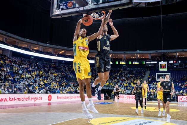 Basketball Berlin 12.12.2021 Saison 2021 2022 1. Bundesliga easyCredit BBL Alba Berlin - FC Bayern München Basketball Louis Olinde (Alba Berlin, No.19) Nick Weiler-Babb (München, No.00)