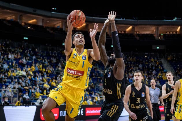 Basketball Berlin 12.12.2021 Saison 2021 2022 1. Bundesliga easyCredit BBL Alba Berlin - FC Bayern München Basketball Oscar Da Silva (Alba Berlin, No.01) Othello Hunter (München, No.08)