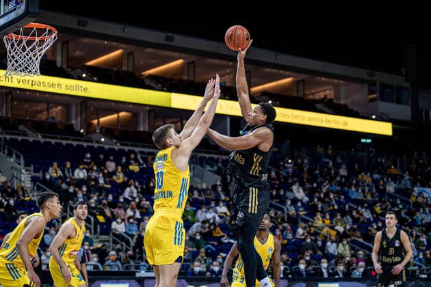 Basketball Berlin 12.12.2021 Saison 2021 2022 1. Bundesliga easyCredit BBL Alba Berlin - FC Bayern München Basketball Augustine Rubit (München, No.21) Tim Schneider (Alba Berlin, No.10)