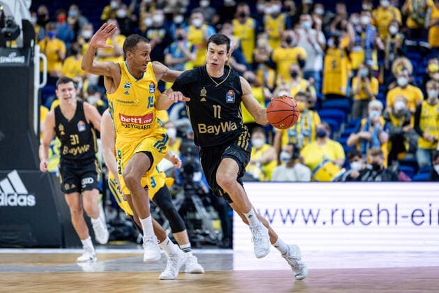 Basketball Berlin 12.12.2021 Saison 2021 2022 1. Bundesliga easyCredit BBL Alba Berlin - FC Bayern München Basketball Vladimir Lucic (München, No.11) Louis Olinde (Alba Berlin, No.19)