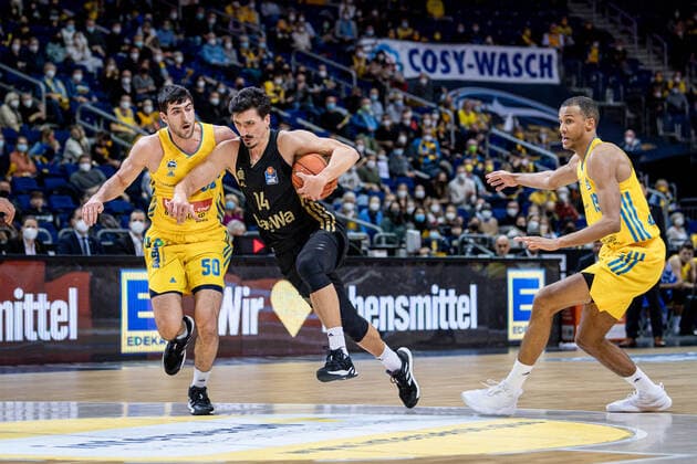 Basketball Berlin 12.12.2021 Saison 2021 2022 1. Bundesliga easyCredit BBL Alba Berlin - FC Bayern München Basketball Nihad Djedovic (München, No.14) Dedovic Javel Zoosman (Alba Berlin, No.50)