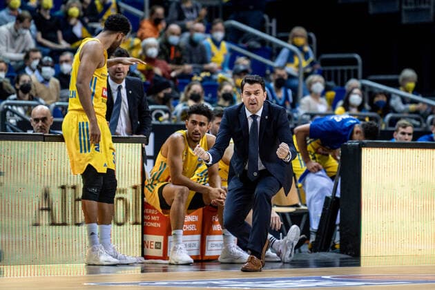 Basketball Berlin 12.12.2021 Saison 2021 2022 1. Bundesliga easyCredit BBL Alba Berlin - FC Bayern München Basketball Israel Gonzalez (Alba Berlin, Trainer)