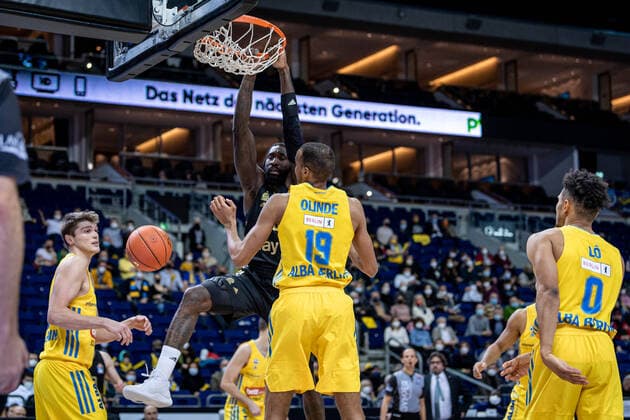 Basketball Berlin 12.12.2021 Saison 2021 2022 1. Bundesliga easyCredit BBL Alba Berlin - FC Bayern München Basketball Othello Hunter (München, No.08) Louis Olinde (Alba Berlin, No.19) Ben Lammers (Alba Berlin, No.55) li.