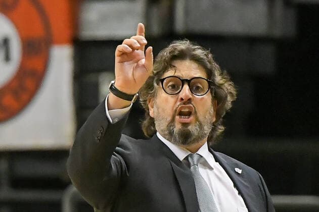 12.12.2021, xlakx, Basketball BBL Bundesliga, Alba Berlin - FC Bayern Muenchen emspor, v.l.Andrea Trinchieri (FC Bayern Muenchen Head Coach) gibt Anweisungen, gestikuliert mit den Armen, gesticulate, gives instructions Berlin