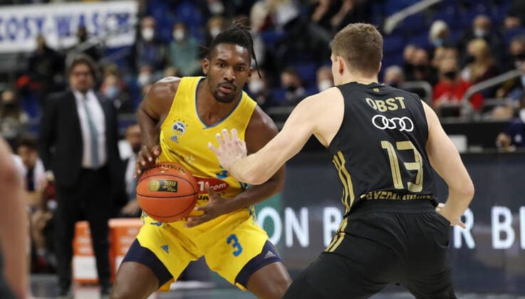 Jaleen Smith, Andreas Obst Aktion Spielszene Zweikampf Basketball BBL Bundesliga Herren Saison 2021 2022 12.12.2021 ALBA Berlin vs. FC Bayern München