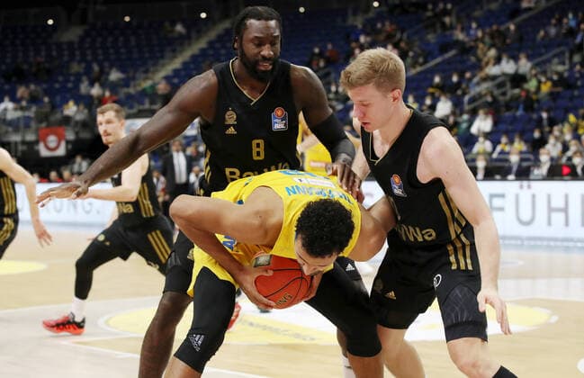 Othello Hunter, Johannes Thiemann, Ognjen Jaramaz Aktion Spielszene Zweikampf Basketball BBL Bundesliga Herren Saison 2021 2022 12.12.2021 ALBA Berlin vs. FC Bayern München