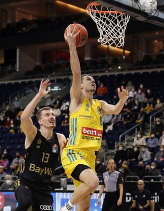 Andreas Obst, Marcus Eriksson Aktion Spielszene Zweikampf Basketball BBL Bundesliga Herren Saison 2021 2022 12.12.2021 ALBA Berlin vs. FC Bayern München