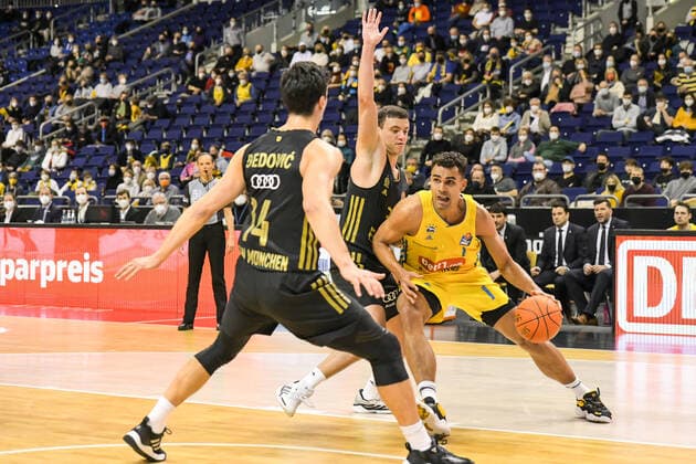 12.12.2021, xlakx, Basketball BBL Bundesliga, Alba Berlin - FC Bayern Muenchen emspor, v.l. Nihad Djedovic (FC Bayern Muenchen No.14),Oscar Da Silva (Alba Berlin No.1),Zan Mark Sisko (FC Bayern Muenchen No.31) Berlin