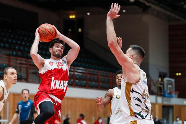 GER, Wuerzburg, s.Oliver Arena, 12.12.2021, emspor, emonline, despor, deonline, s.Oliver Wuerzburg vs. Basketball Loewen Braunschweig, easyCredit BBL, 10. Spieltag Bild: v. l. Luciano Parodi (s.Oliver Wuerzburg) gegen Benedikt Turudic (Basketball Loewen Braunschweig) Copyright: HMBxMedia JulienxBecker