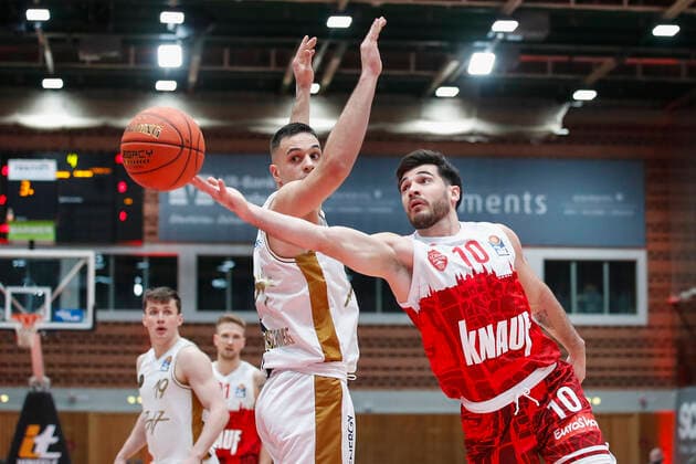GER, Wuerzburg, s.Oliver Arena, 12.12.2021, emspor, emonline, despor, deonline, s.Oliver Wuerzburg vs. Basketball Loewen Braunschweig, easyCredit BBL, 10. Spieltag Bild: v. l. Benedikt Turudic (Basketball Loewen Braunschweig) gegen Luciano Parodi (s.Oliver Wuerzburg) Copyright: HMBxMedia JulienxBecker