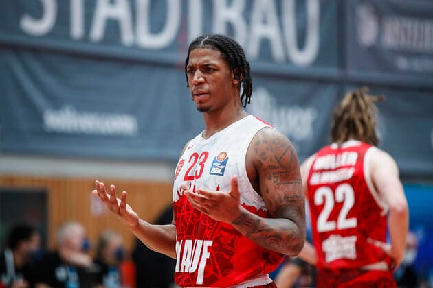 GER, Wuerzburg, s.Oliver Arena, 12.12.2021, emspor, emonline, despor, deonline, s.Oliver Wuerzburg vs. Basketball Loewen Braunschweig, easyCredit BBL, 10. Spieltag Bild: Verwunderung bei Desi Rodriguez (s.Oliver Wuerzburg) Copyright: HMBxMedia JulienxBecker