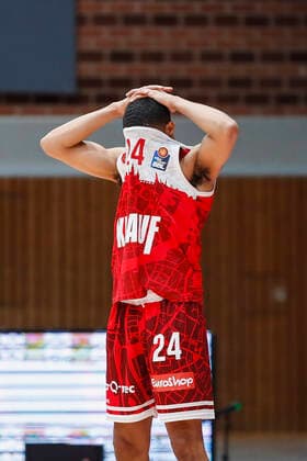 GER, Wuerzburg, s.Oliver Arena, 12.12.2021, emspor, emonline, despor, deonline, s.Oliver Wuerzburg vs. Basketball Loewen Braunschweig, easyCredit BBL, 10. Spieltag Bild: Enttaeuschung bei Cameron Hunt (s.Oliver Wuerzburg) Copyright: HMBxMedia JulienxBecker