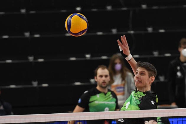 Volleyball I Herren I Saison 2021-2022 I VBL I 12. Spieltag I SVG Lueneburg - Energiequelle Netzhoppers KW-Bestensee I 12.12.2021 I Yannick Goralik ( 4, Mittelblock, Energiequelle Netzhoppers KW-Bestensee) Lueneburg LKH Arena Niedersachsen Deutschland Copyright: xLobeca Hannigx