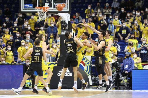 DEU, easyCredit BBL, ALBA vs. Bayern Muenchen, 12.12.2021, Mercedes-Benz-Arena, Berlin, DEU, easyCredit BBL, ALBA vs. Bayern Muenchen, im Bild Oscar da Silva (ALBA Berlin 1), Yovel Zoosman (ALBA Berlin 50), Lammers (ALBA Berlin 55), Gavin Schilling (FC Bayern Muenchen 34), Zan Mark Sisko (FC Bayern Muenchen 31), Nihad Djedovic (FC Bayern Muenchen 14)