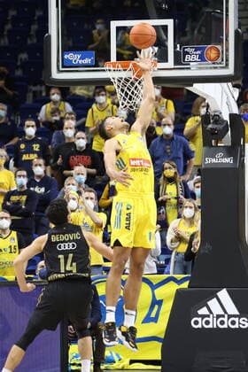 DEU, easyCredit BBL, ALBA vs. Bayern Muenchen, 12.12.2021, Mercedes-Benz-Arena, Berlin, DEU, easyCredit BBL, ALBA vs. Bayern Muenchen, im Bild Oscar da Silva (ALBA Berlin 1), Nihad Djedovic (FC Bayern Muenchen 14)