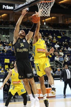 DEU, easyCredit BBL, ALBA vs. Bayern Muenchen, 12.12.2021, Mercedes-Benz-Arena, Berlin, DEU, easyCredit BBL, ALBA vs. Bayern Muenchen, im Bild Oscar da Silva (ALBA Berlin 1), Gavin Schilling (FC Bayern Muenchen 34)