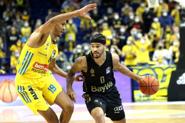 DEU, easyCredit BBL, ALBA vs. Bayern Muenchen, 12.12.2021, Mercedes-Benz-Arena, Berlin, DEU, easyCredit BBL, ALBA vs. Bayern Muenchen, im Bild Louis Olinde (ALBA Berlin 19), Nick Weiler-Babb (FC Bayern Muenchen 0)