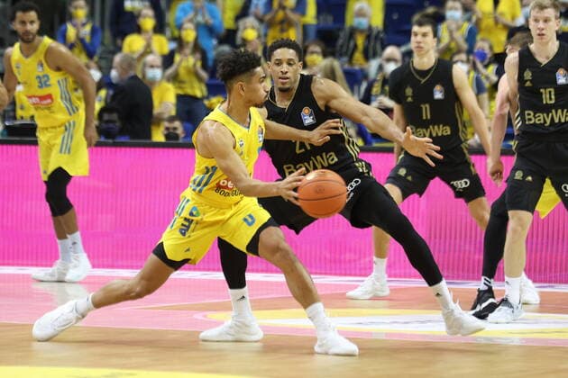 DEU, easyCredit BBL, ALBA vs. Bayern Muenchen, 12.12.2021, Mercedes-Benz-Arena, Berlin, DEU, easyCredit BBL, ALBA vs. Bayern Muenchen, im Bild Maodo Lo (ALBA Berlin 0), Augustine Rubit (FC Bayern Muenchen 21)