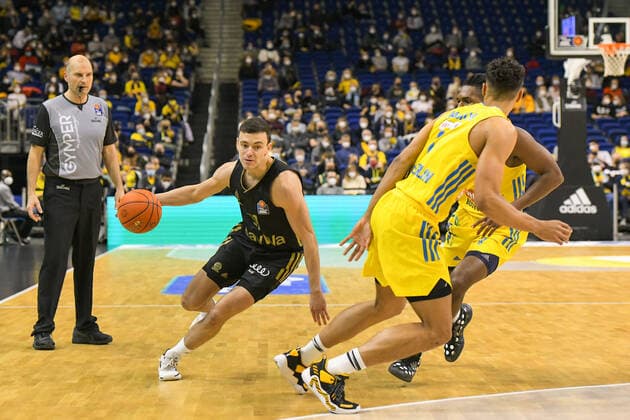 12.12.2021, xlakx, Basketball BBL Bundesliga, Alba Berlin - FC Bayern Muenchen emspor, v.l.Zan Mark Sisko (FC Bayern Muenchen No.31),Oscar Da Silva (Alba Berlin No.1) Berlin
