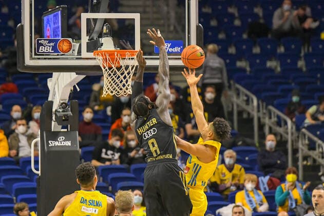 12.12.2021, xlakx, Basketball BBL Bundesliga, Alba Berlin - FC Bayern Muenchen emspor, v.l. Othello Hunter (FC Bayern Muenchen No.8),Maodo Lo (Alba Berlin No.0) Berlin
