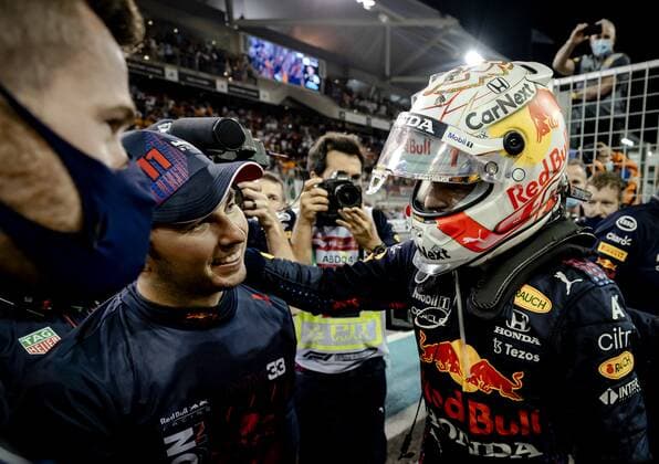 ABU DHABI - Max Verstappen (r) and Sergio Perez of Red Bull Racing after winning the Formula 1 World Championship, WM, Weltmeisterschaft after the Abu Dhabi Grand Prix at Yas Marina Circuit on December 12, 2021 in Abu Dhabi, United Arab Emirates. REMKO DE WAAL F1 Grand Prix 2021 xVIxANPxSportx xxANPxIVx