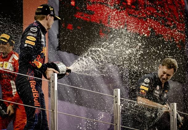 ABU DHABI - Max Verstappen and Team Principal Christian Horner of Red Bull Racing on the podium after winning the Formula 1 World Championship, WM, Weltmeisterschaft after the Abu Dhabi Grand Prix at Yas Marina Circuit on December 12, 2021 in Abu Dhabi, United Arab Emirates. REMKO DE WAAL F1 Grand Prix 2021 xVIxANPxSportx xxANPxIVx