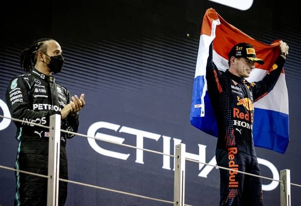 ABU DHABI - Mercedes Lewis Hamilton and Red Bull Racing s Max Verstappen on the podium after winning the Formula 1 World Championship, WM, Weltmeisterschaft after the Abu Dhabi Grand Prix at Yas Marina Circuit on December 12, 2021 in Abu Dhabi, United Arab Emirates. REMKO DE WAAL F1 Grand Prix 2021 xVIxANPxSportx xxANPxIVx