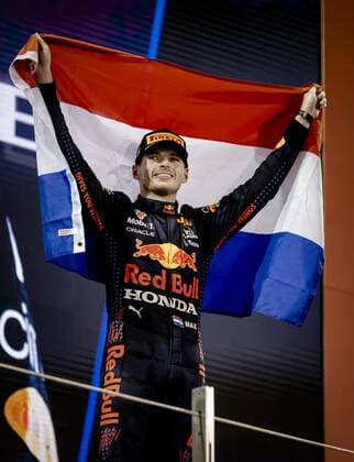 ABU DHABI - Red Bull Racing s Max Verstappen on the podium after winning the Formula 1 World Championship, WM, Weltmeisterschaft after the Abu Dhabi Grand Prix at Yas Marina Circuit on December 12, 2021 in Abu Dhabi, United Arab Emirates. REMKO DE WAAL F1 Grand Prix 2021 xVIxANPxSportx xxANPxIVx