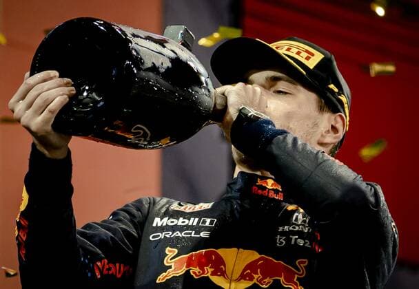 ABU DHABI - Red Bull Racing s Max Verstappen on the podium after winning the Formula 1 World Championship, WM, Weltmeisterschaft after the Abu Dhabi Grand Prix at Yas Marina Circuit on December 12, 2021 in Abu Dhabi, United Arab Emirates. REMKO DE WAAL F1 Grand Prix 2021 xVIxANPxSportx xxANPxIVx
