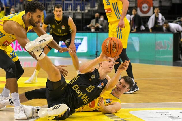 12.12.2021, xlakx, Basketball BBL Bundesliga, Alba Berlin - FC Bayern Muenchen emspor, v.l.Johannes Thiemann (Alba Berlin No.32),Ognjen Jaramaz (FC Bayern Muenchen No.10),Jonas Mattisseck (Alba Berlin No.9)Zweikampf, Aktion, action, battle for the ball Berlin