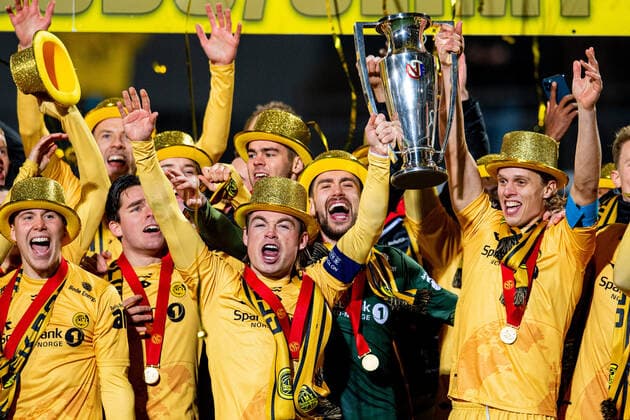 Sport Themen der Woche KW49 Sport Bilder des Tages 211212 Patrick Berg, goalkeeper Nikita Haikin, Ulrik Saltnes and players of Bodo Glimt celebrate with the trophy after winning the league during the Eliteserien football match between Mjondalen and Bodo Glimt on December 12, 2021 in Mjondalen. Photo: Vegard Grott BILDBYRAN kod VG VG0211 bbeng fotball football fotboll soccer eliteserien mjondalen glimt bodo jubel *** 211212 Patrick Berg, goalkeeper Nikita Haikin, Ulrik Saltnes and players of Bodo Glimt celebrate with the trophy after winning the league during the Eliteserien football match between Mjondalen and Bodo Glimt on December 12, 2021 in Mjondalen Photo Vegard Grott BILDBYRAN kod VG VG0211 bbeng fotball football football soccer elite series mjondalen glimt bodo cheers,  Copyright: VEGARDxGRoTT BB211212VG017