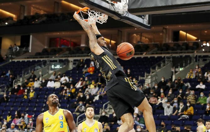 Nick Weiler Babb beim Dunking Basketball BBL Bundesliga Herren Saison 2021 2022 12.12.2021 ALBA Berlin vs. FC Bayern München