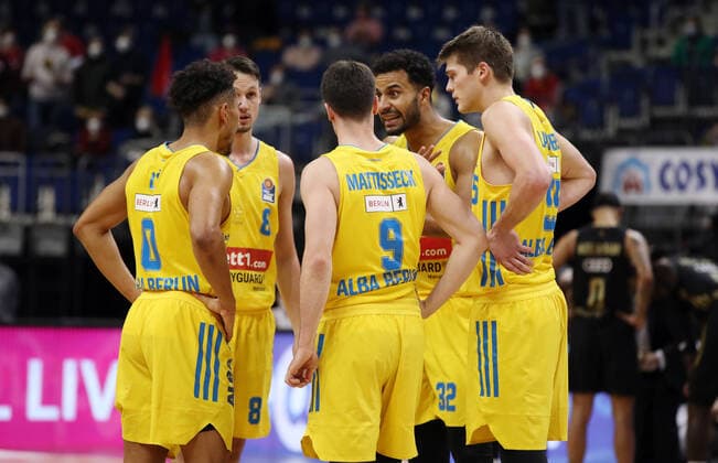 Maodo Lo, Marcus Eriksson, Jonas Mattissek, Johannes Thiemann redend, Ben Lammers Basketball BBL Bundesliga Herren Saison 2021 2022 12.12.2021 ALBA Berlin vs. FC Bayern München