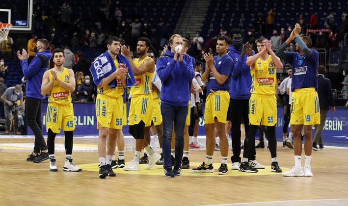 Alba Mannschaft enttäuscht nach 73 : 80 Niederlage Spielende Enttäuschung Basketball BBL Bundesliga Herren Saison 2021 2022 12.12.2021 ALBA Berlin vs. FC Bayern München