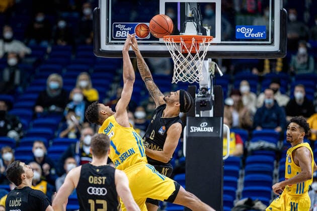 Basketball Berlin 12.12.2021 Saison 2021 2022 1. Bundesliga easyCredit BBL Alba Berlin - FC Bayern München Basketball Oscar Da Silva (Alba Berlin, No.01) Nick Weiler-Babb (München, No.00)
