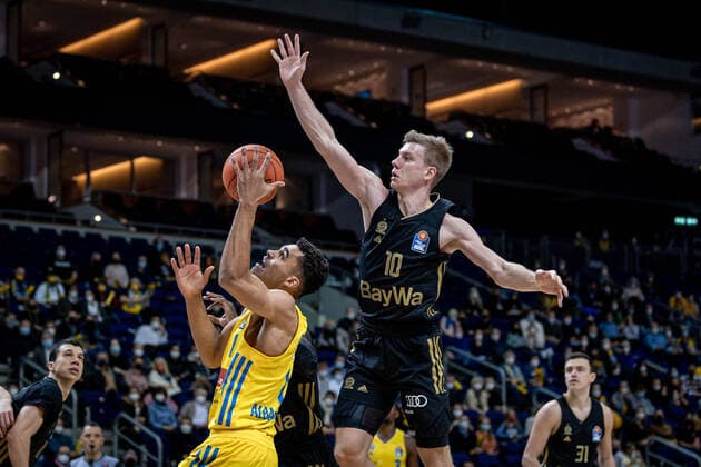 Basketball Berlin 12.12.2021 Saison 2021 2022 1. Bundesliga easyCredit BBL Alba Berlin - FC Bayern München Basketball Oscar Da Silva (Alba Berlin, No.01) Ognjen Jaramaz (München, No.10)