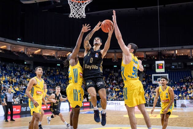 Basketball Berlin 12.12.2021 Saison 2021 2022 1. Bundesliga easyCredit BBL Alba Berlin - FC Bayern München Basketball Nick Weiler-Babb (München, No.00) Javel Zoosman (Alba Berlin, No.50) re. Jaleen Smith (Alba Berlin, No.03)