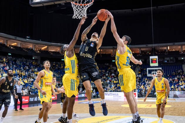 Basketball Berlin 12.12.2021 Saison 2021 2022 1. Bundesliga easyCredit BBL Alba Berlin - FC Bayern München Basketball Nick Weiler-Babb (München, No.00) Javel Zoosman (Alba Berlin, No.50) re. Jaleen Smith (Alba Berlin, No.03)