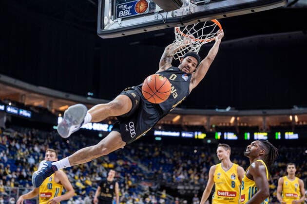 Basketball Berlin 12.12.2021 Saison 2021 2022 1. Bundesliga easyCredit BBL Alba Berlin - FC Bayern München Basketball Nick Weiler-Babb (München, No.00) Jaleen Smith (Alba Berlin, No.03) re.